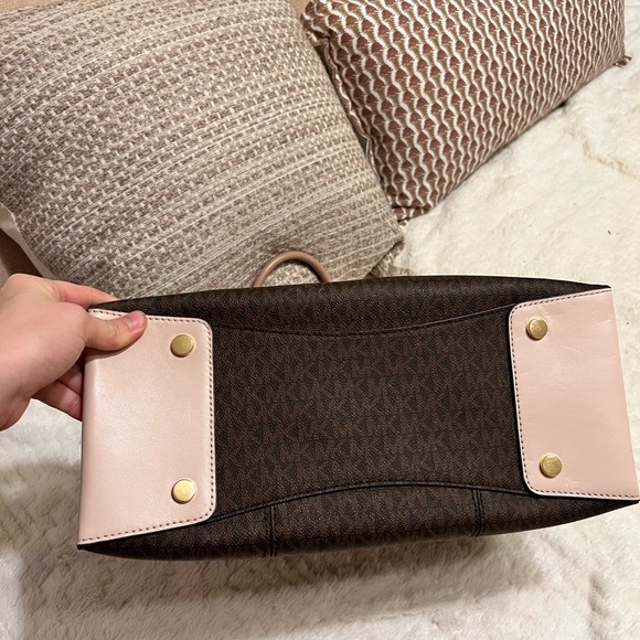 Brand new Michael Kors purse never used - Picture 3 of 3